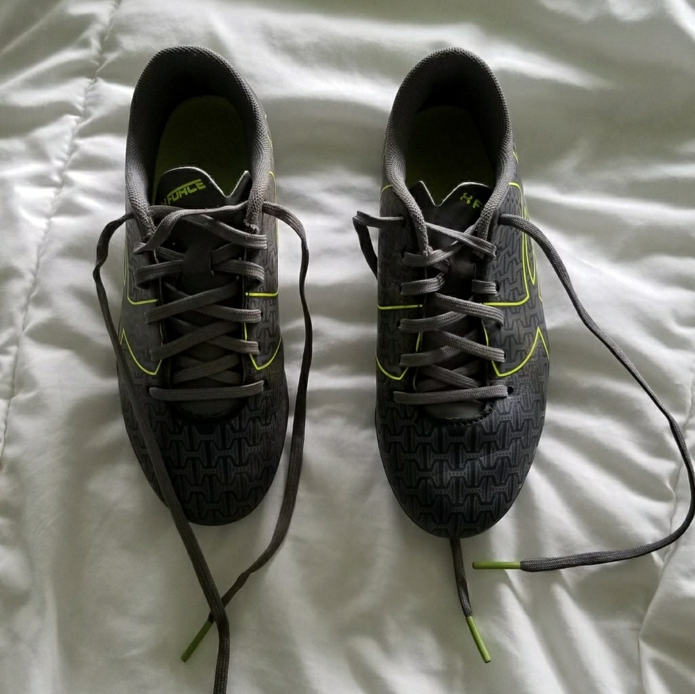 Under Armor boys soccer cleats
